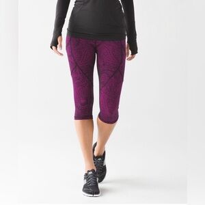 LULULEMON EUC OUTRUN 17” CROP/ Antique paisley deep fuschia